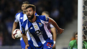 Árbitro e VAR do FC Porto-Feirense chamados para esclarecer golo validado a Felipe