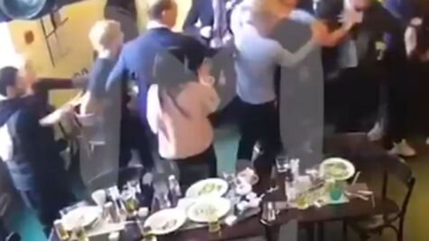 Dois jogadores russos à pancada com funcionário do governo num café em Moscovo