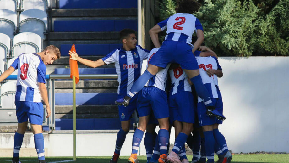 FC Porto goleia Aves