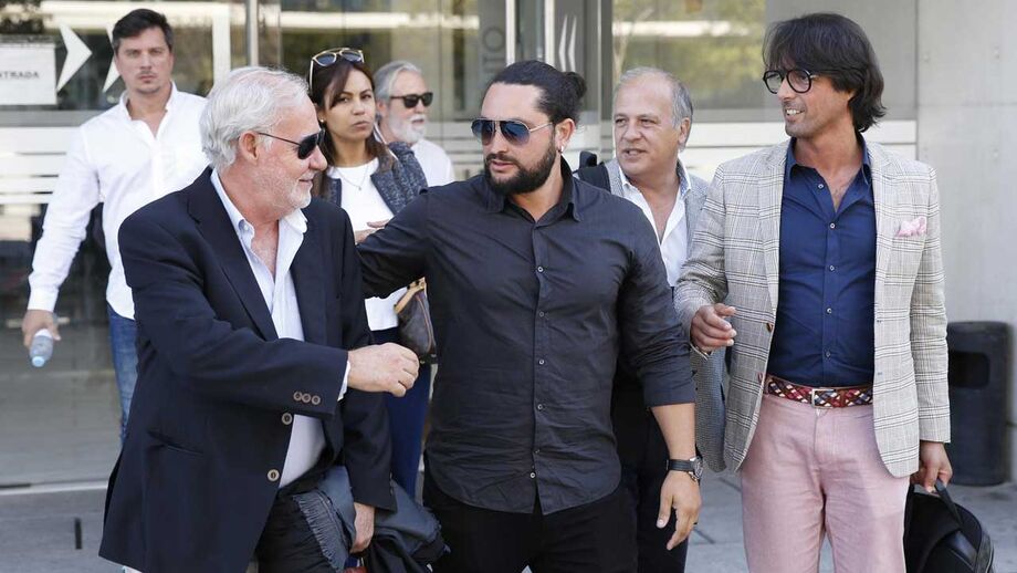 Carlos Silva, conhecido como 'Aranha', é elemento da claque Super Dragões (na foto, ao centro)