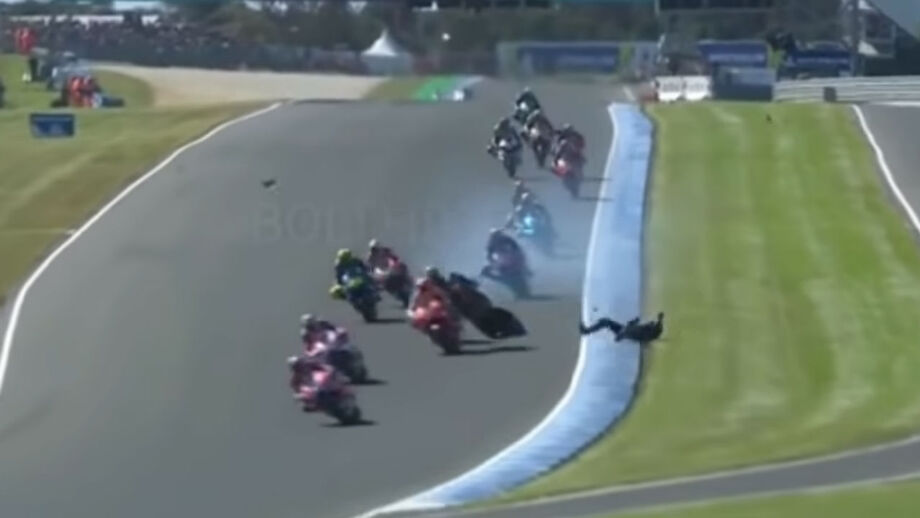 Honda de Marc Márquez sofreu danos e o espanhol foi forçado a abandonar a prova na Austrália