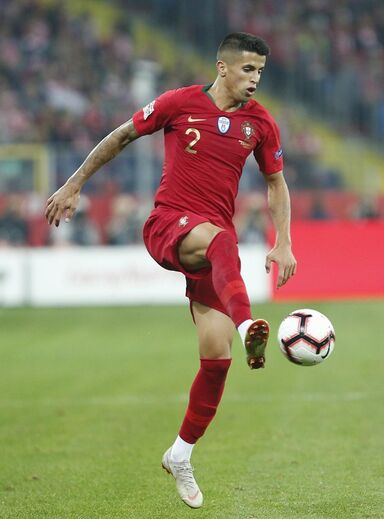 João Cancelo (4): Andou o jogo todo numa correria louca pelo lado direito. Está um senhor jogador e só pecou no primeiro golo, permitindo que Piatek ganhasse nas suas costas.