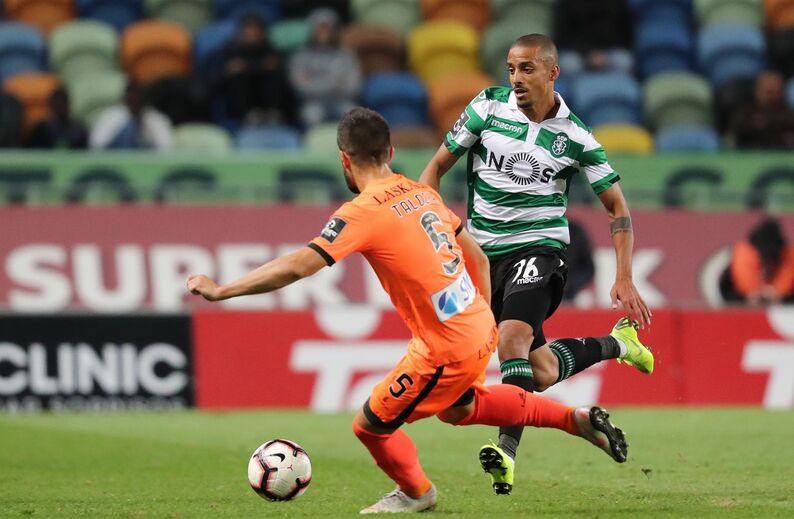 Bruno Gaspar (3): Aproveitou a via aberta para se balancear no ataque, onde arrancou um par de bons cruzamentos. Lá atrás, não teve problemas.