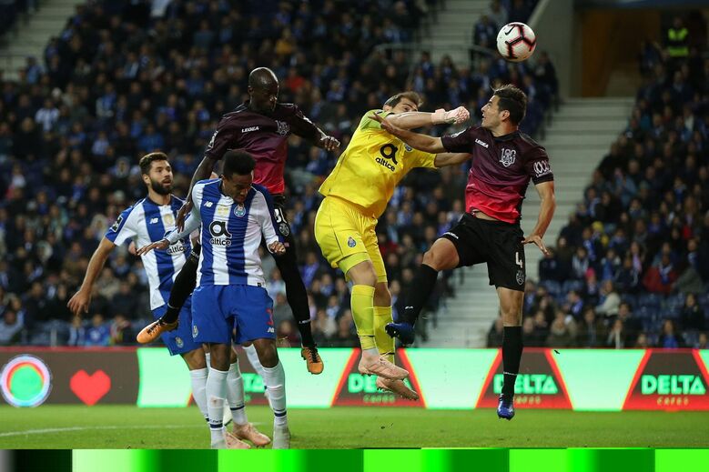 Casillas (3): Respondeu à altura quando foi chamado a intervir e fê-lo com duas grandes defesas. Primeiro a desviar um remate de Edson Farias e depois imbatível nos dois duelo seguidos com João Silva.