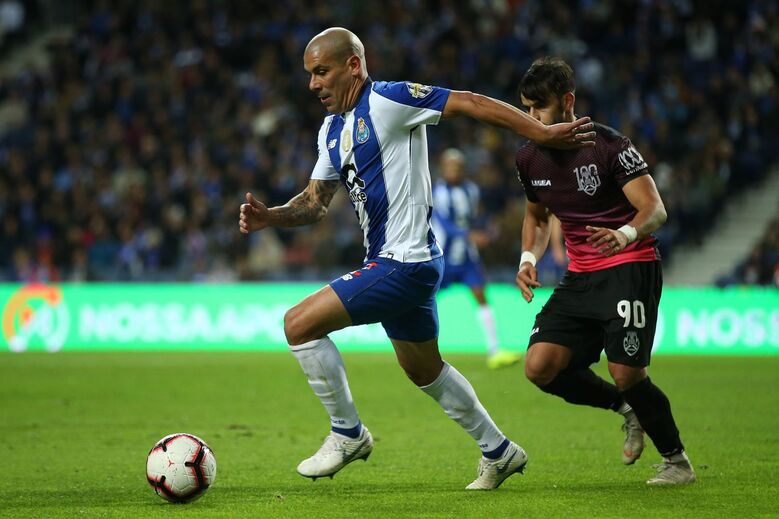 Maxi Pereira (3): A intensa atividade a que tem estado sujeito fez com que se resguardasse mais. Chegou para as investidas de Edson Farias.