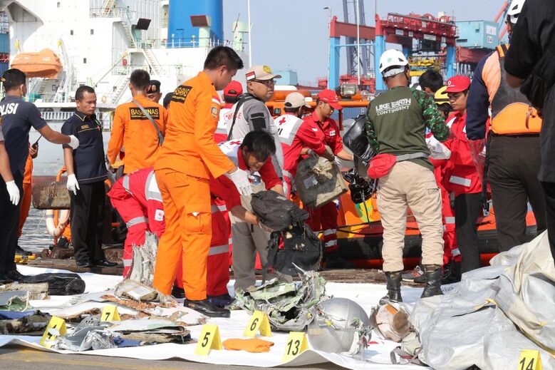 Destroços recolhidos do avião que caiu no mar da Indonésia