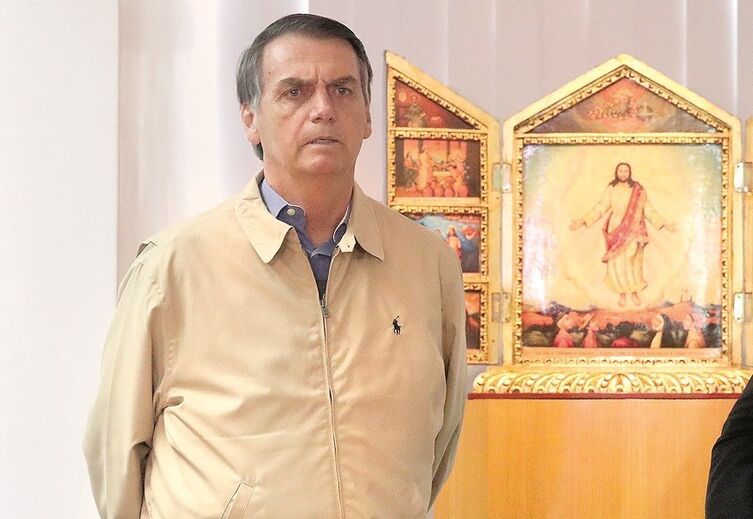 Bolsonaro foi acusado por Haddad de fazer campanha de mensagens falsas 
