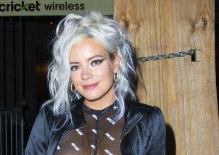 Lily Allen saiu à rua de peito à mostra e não vê nenhum problema nisso