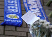 Adeptos do Leicester City deixam flores junto ao estáido onde helicóptero caiu