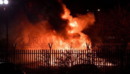 Helicóptero do dono do Leicester despenha-se e incendeia-se junto ao estádio