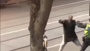 Homem que esfaqueou pessoas na Austrália ataca polícias
