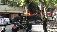 Homem que esfaqueou pessoas na Austrália ataca polícias