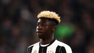 Moise Kean - É uma jovem promessa da Juventus que não chegou a acordo para prolongar o vínculo com os bianconeri porque o pai do jogador não deixou: há anos que o clube prometeu à família um trator e diversos equipamentos agrícolas e não cumpriu!