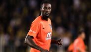 Adebayor - Esteve perto de ser contratado pelo Lyon, mas as exigências que fez levaram os franceses a desistir do acordo. O avançado queria uma mansão com vista para a Córsega, um helicóptero, um cozinheiro e ainda a camisola 10 de Lacazzette, um dos ídolos da equipa.