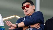 Maradona - Em 2011 aceitou o convite para treinar o Al Wasl, nos Emirados Árabes Unidos, e pediu um avião particular para poder ir regularmente a Espanha visitar a filha e a neta.