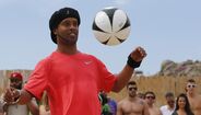 Ronaldinho Gaúcho - Para assinar com os mexicanos do Querétaro, o brasileiro exigiu uma casa com piscina, dois campos de futebol, um deles com areia, e quatro mordomos.