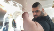 "Hulk Iraniano" surpreende a Internet com o seu enorme físico