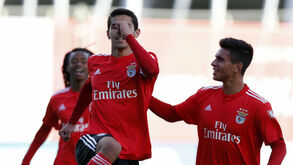 Benfica goleia Alcanenense e segue na liderança