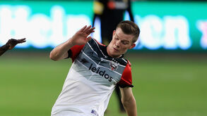 Águia de olho em Chris Durkin