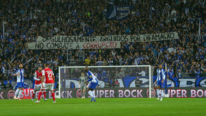 Adeptos do FC Porto exibem tarja no Dragão: «Orgulhosamente arguidos»