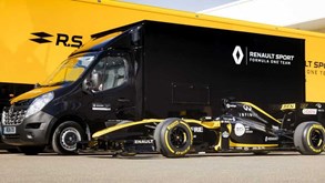 Será que um Fórmula 1 cabe dentro de uma carrinha Renault Master? 