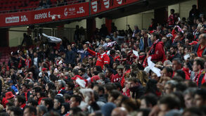 Assobios e lenços brancos após apito final