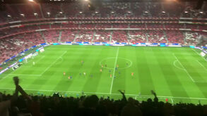 Assobios, lenços brancos e gritos de 