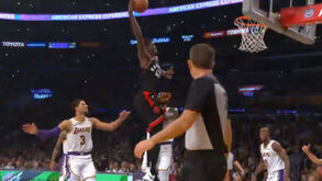 LeBron James 'leva' com afundanço em cima