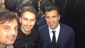 Jorge Lorenzo foi ver o Inter-Barcelona e também aqui teve Rossi como rival