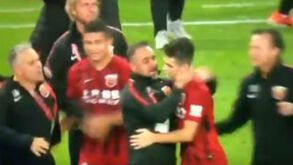 Campeão chinês: Vítor Pereira e jogadores do Shanghai SIPG festejam título inédito