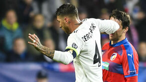Sergio Ramos volta a estar no centro da polémica a pede desculpa a Havel por cotovelada