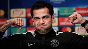Dani Alves: «Não tenho uma boa relação com Mourinho mas a culpa não é minha»