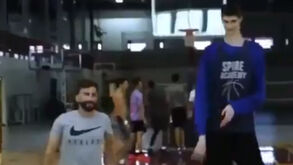 O gigante de 2,31 metros que sofre de esclerose mas quer chegar à NBA