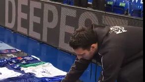 Jogadores do Leicester juntam-se à homenagem a Vichai