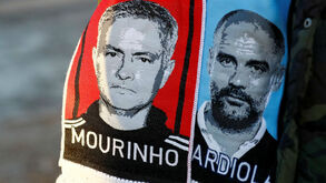 Mourinho e Guardiola trocaram sorrisos e abraço antes do dérbi
