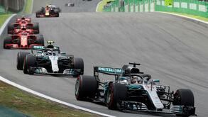 Hamilton vence GP Brasil e dá título de Construtores à Mercedes