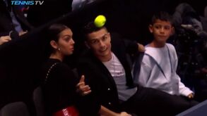 Cristiano Ronaldo foi a Londres ver ténis e até de apanha-bolas fez