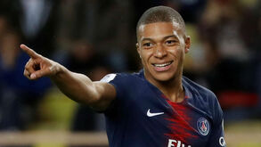 Mbappé e o dinheiro no mundo do futebol: «É indecente»