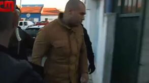 O momento em que Mustafá entra no posto da GNR do Montijo depois de ter estado em tribunal
