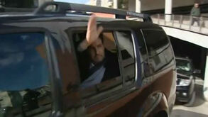 Gritos e aplausos na saída de Bruno de Carvalho do tribunal