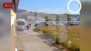 O momento em que invasores lançaram tochas em Alcochete