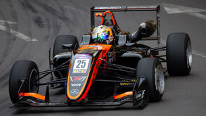 Piloto alemã que 'voou' em aparatoso acidente em Macau sofreu fratura na coluna