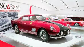 As mulheres e a Ferrari na exposição “Rosso & Rosa”