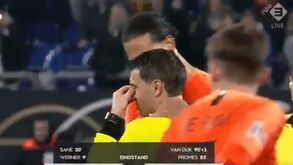 Van Dijk abraçou árbitro em lágrimas no final do Alemanha-Holanda: o gesto que está a ser elogiado por todos