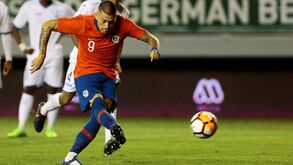 Benfiquista Castillo marca terceiro penálti do Chile em goleada às Honduras
