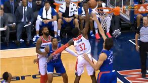 NBA: Jeff Green afundou em cima de um gigante de 2.22 metros