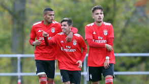 Benfica vence em Guimarães com bis do filho de Sérgio Conceição e segue na liderança