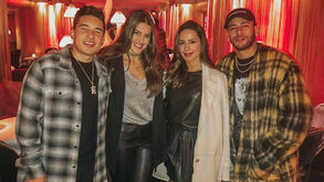 Neymar passeia com modelos por Paris e deixa aviso