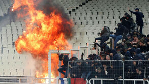 Violência nas bancadas deixou adeptos do Ajax feridos e obrigou a carga policial