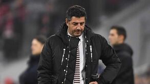 Desilusão era evidente em Rui Vitória e jogadores do Benfica ainda na 1.ª parte e tudo piorou